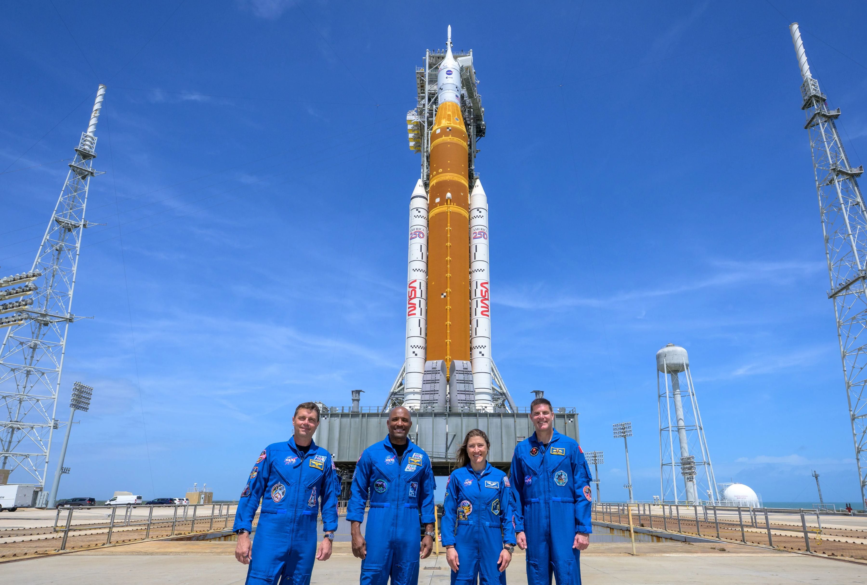 De izquierda a derecha, los astronautas de la NASA Reid Wiseman, comandante de Artemis II; Victor Glover, piloto de Artemis II; Christina Koch, especialista de la misión Artemis II; y el astronauta de la CSA (Agencia Espacial Canadiense) Jeremy Hansen, especialista de la misión Artemis II, posan para una fotografía grupal mientras visitan el cohete SLS (Sistema de Lanzamiento Espacial) Artemis II de la NASA y la nave espacial Orion en el Complejo de Lanzamiento 39B del Centro Espacial Kennedy de la NASA en Florida. (Foto: NASA/Bill Ingalls)