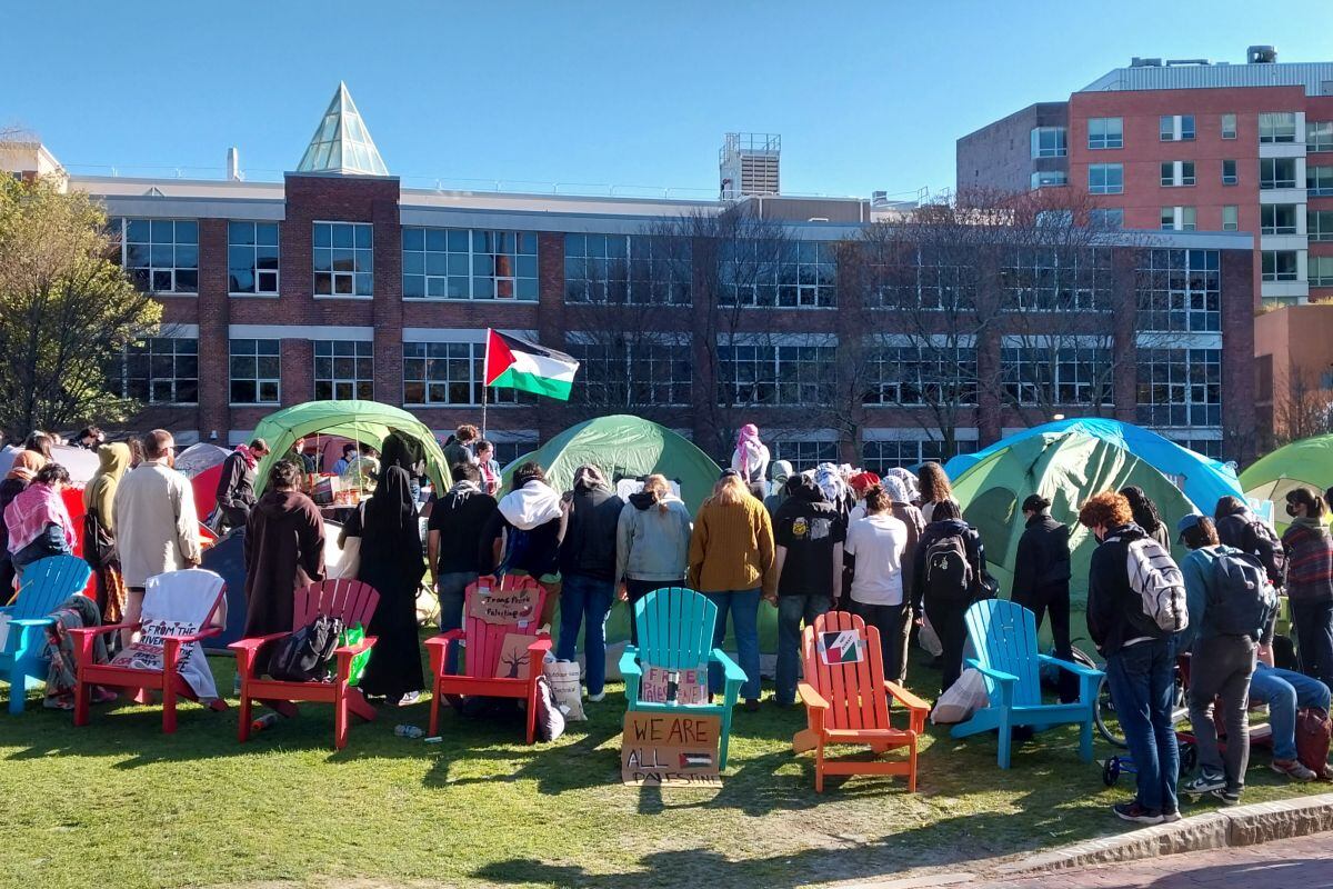 Decenas de estudiantes propalestina se mantienen en el campamento al interior de la Universidad Northeastern este viernes, en Boston, Massachusetts. (EFE/Iñaki Estívaliz)