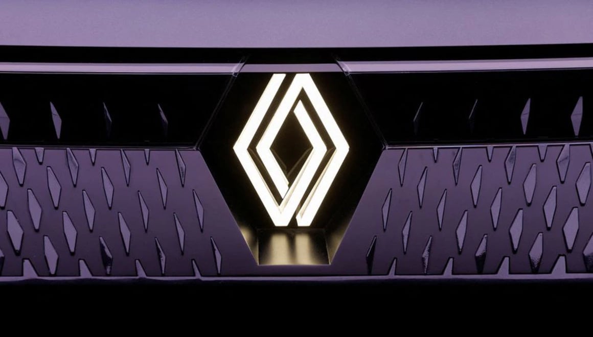 El logo de Renault en el concept-car Renault Scenic Vision se ve en su espacio de exposición, en la conferencia Viva Technology dedicada a la innovación y las nuevas empresas en el centro de exposiciones Porte de Versailles en París