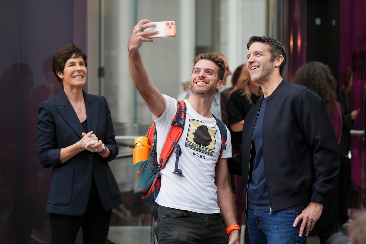 El director ejecutivo de Apple, John Ternus (d), se toma una fotografía con un seguidor junto a la vicepresidenta de Apple, Deirdre O'Brien (i), durante el lanzamiento del Iphone 18 Pro y Pro Max este viernes, en la entrada de la icónica tienda de la Quinta Avenida en Manhattan, Nueva York (Estados Unidos). Cientos de personas desafiaron las bajas temperaturas matutinas en el corazón de Manhattan para hacerse con los nuevos modelos de Apple, los iPhone 18Pro. EFE/ Ángel Colmenares
