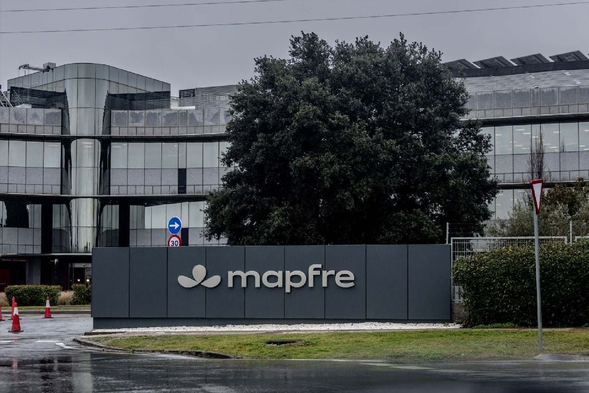 Mapfre ha indicado que, con el fin de financiar la operación, ha suscrito temporalmente un contrato de financiación puente por un importe máximo de 1,360 millones de euros con Citibank y Deutsche Bank.