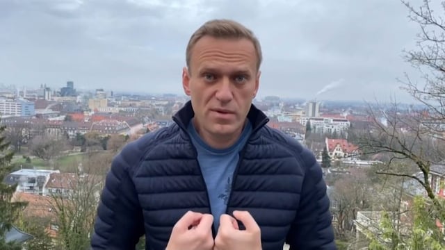 Opositor ruso Navalni denuncia tortura y sus colaboradores temen por su salud
