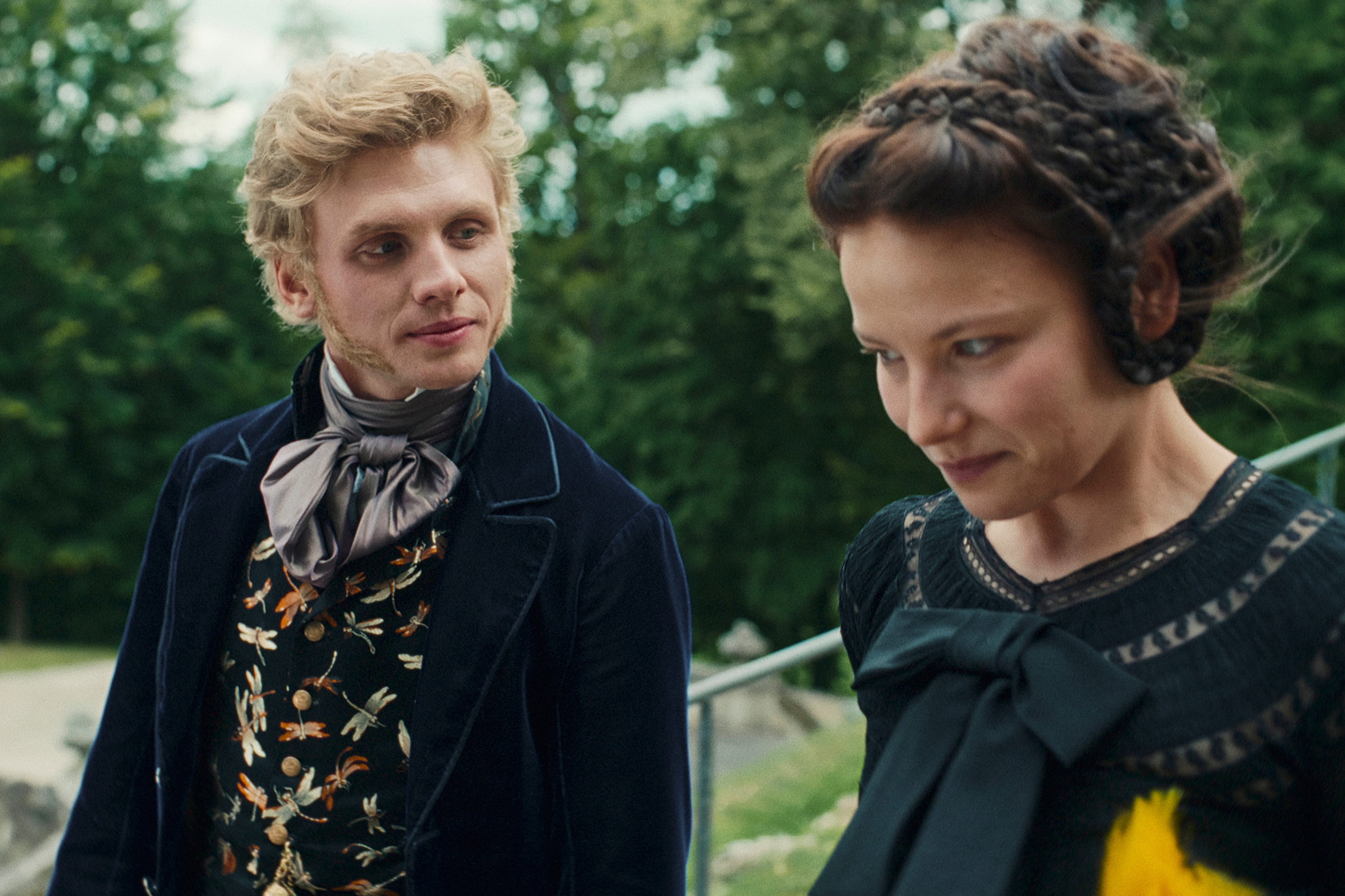 Johannes Nussbaum como Maximiliano y Devrim Lingnau como Isabel de Baviera en la serie "La emperatriz" (Foto: Netflix)