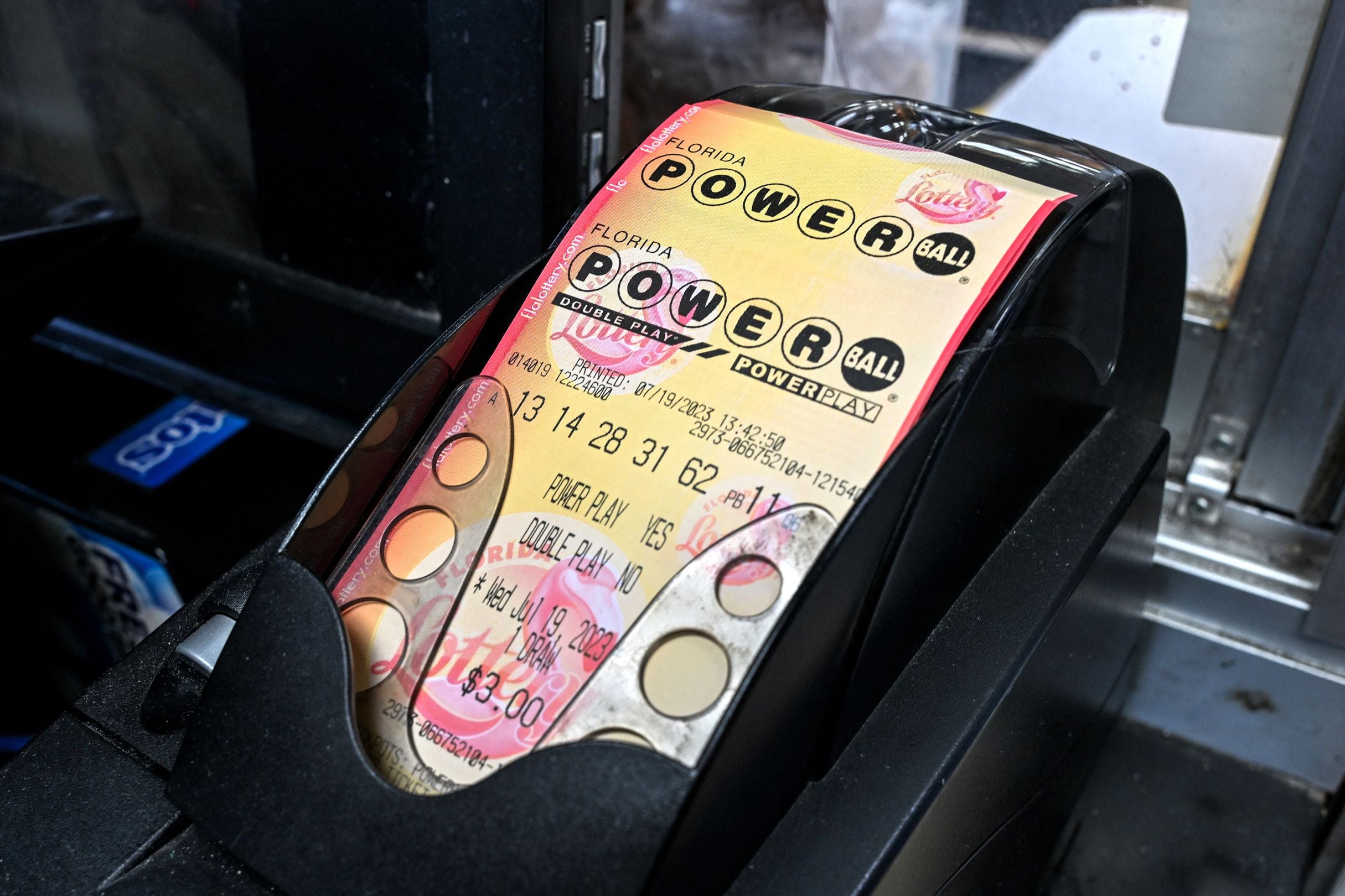 Por lo general, los participantes del Powerball pueden reclamar un premio de hasta $600 en cualquier lotería autorizada de la jurisdicción donde compraron el boleto. (Foto: GIORGIO VIERA / AFP)