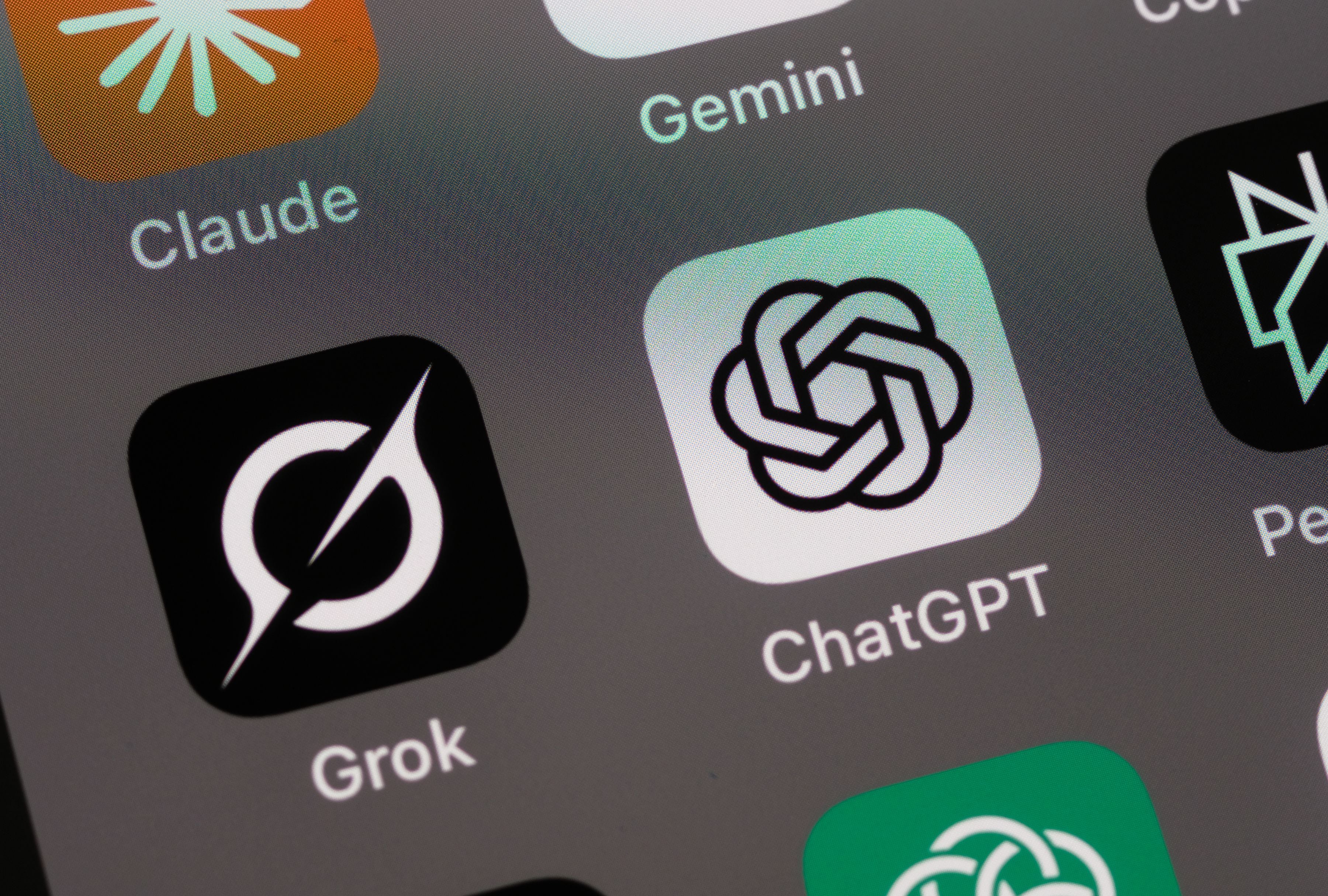 Plataformas de IA ChatGPT, Gemini, Claude y Grok sufren caída a nivel global