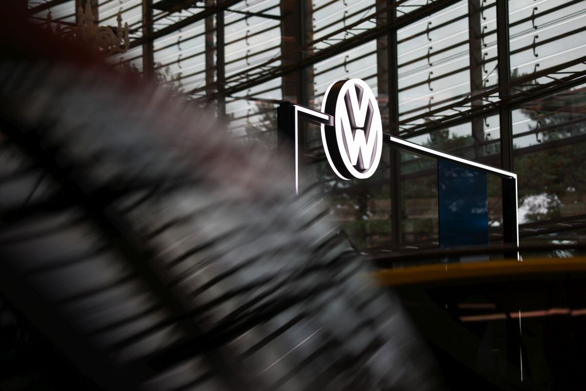 Un logotipo de VW en el centro de atención al cliente Autostadt en la sede central de Volkswagen AG y el complejo de plantas automotrices en Wolfsburg, Alemania, el lunes 28 de octubre de 2024. Foto: Bloomberg