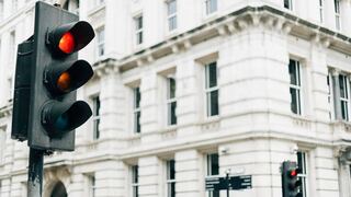 Los semáforos podrían tener una cuarta luz dentro de unos años: qué significa el color blanco