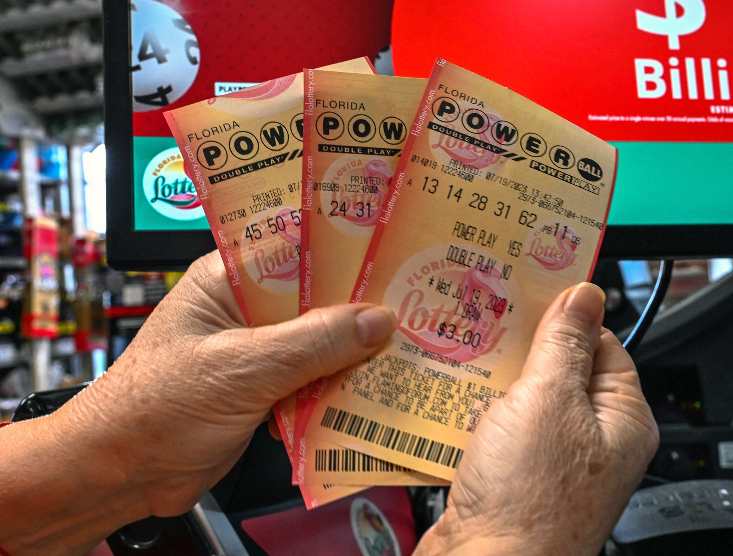 Por lo general, los participantes del Powerball pueden reclamar un premio de hasta $600 en cualquier lotería autorizada de la jurisdicción donde compraron el boleto. (Foto: GIORGIO VIERA / AFP)