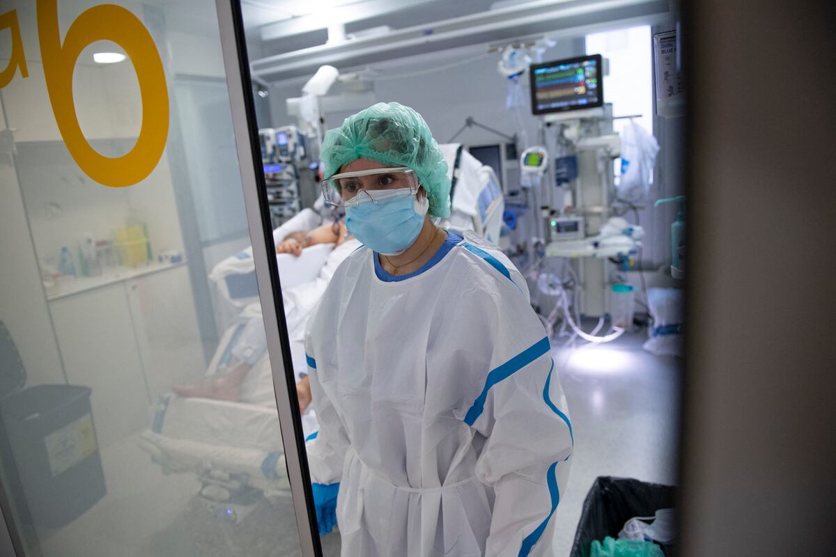 En cifras, España ha rebasado el umbral de los 10,000 ingresados COVID-19 (10,249), cifra solo comparable con mediados de febrero, cuando descendía la sexta ola. (Foto: Josep LAGO / AFP)