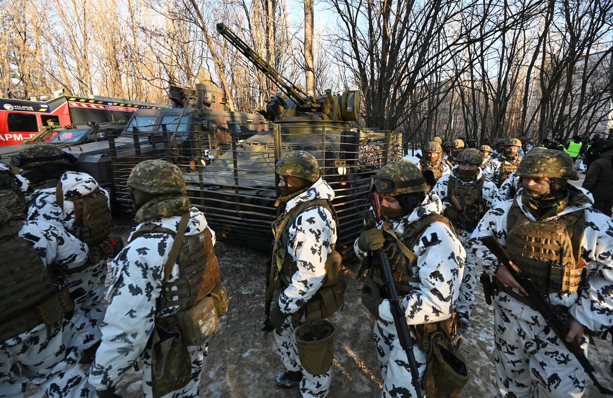 Los militares participan en ejercicios tácticos y especiales conjuntos del Ministerio del Interior de Ucrania, la Guardia Nacional de Ucrania y el Ministerio de Emergencias en una ciudad fantasma de Pripyat, cerca de la planta de energía nuclear de Chernobil. (Foto: Sergei SUPINSKY / AFP)