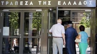 Griegos retiran dinero de bancos antes de comicios clave