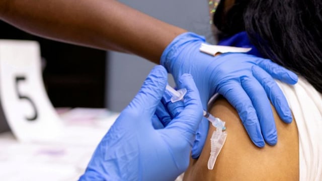 Fabricantes de vacunas antiCOVID deben prepararse para ajustar productos tras aparición de ómicron, dice OMS