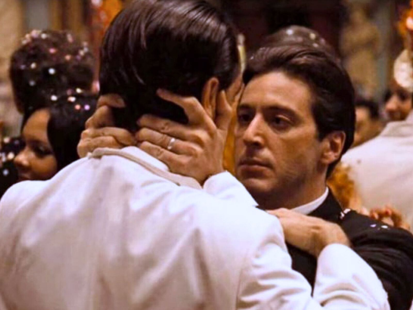 El beso entre Michael Corleone y su hermano Fredo en plena fiesta de Año Nuevo es de las escenas más emblemáticas de la fecha (Foto: Paramount Pictures)