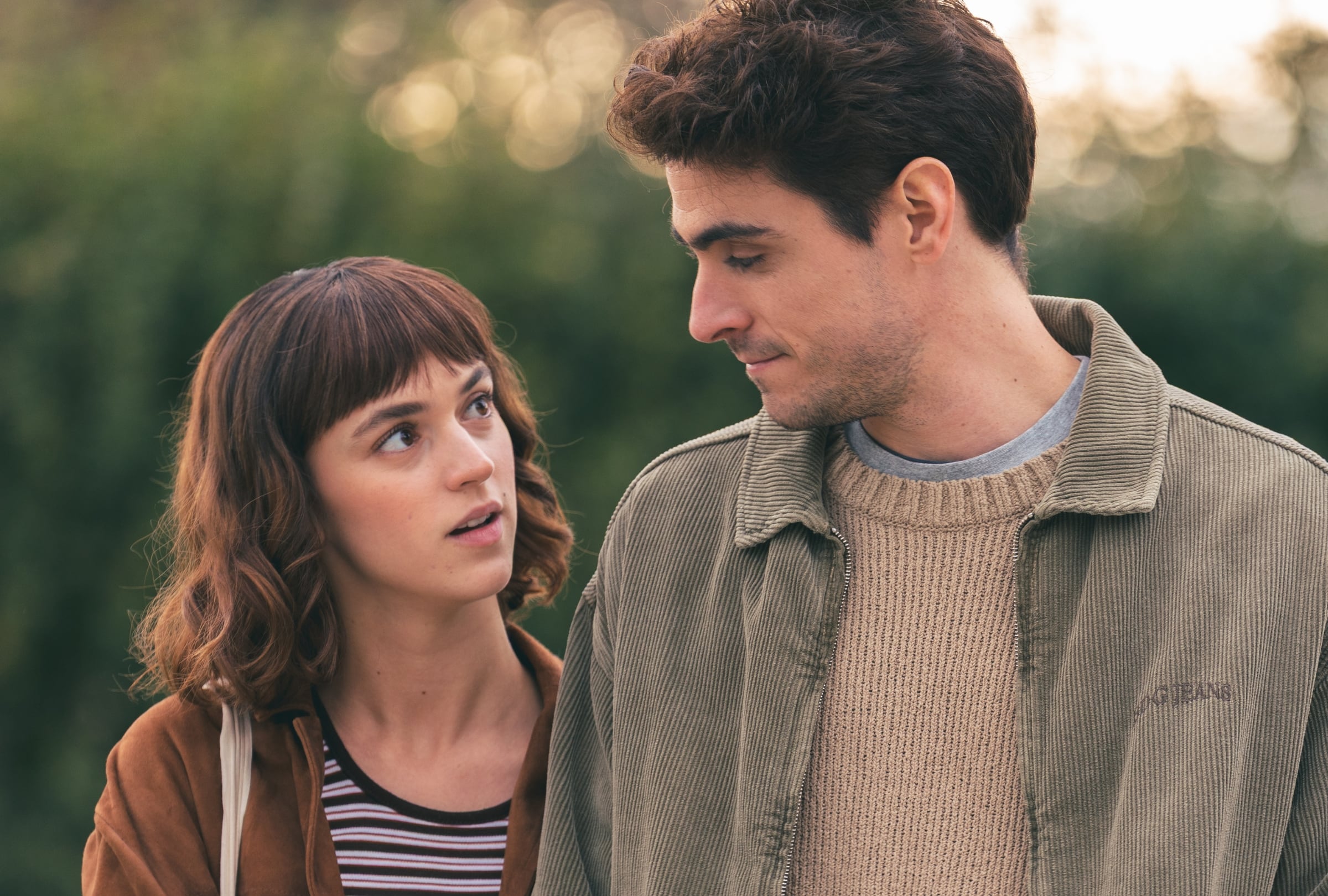 Antes de su muerte, Lucy de la serie española "El mapa de los anhelos" crea un juego para su hermana, Greta, que la lleva a emprender un viaje de autodescubrimiento… y a conocer al carismático Will Tucker (Foto: Brutal Media / Netflix)