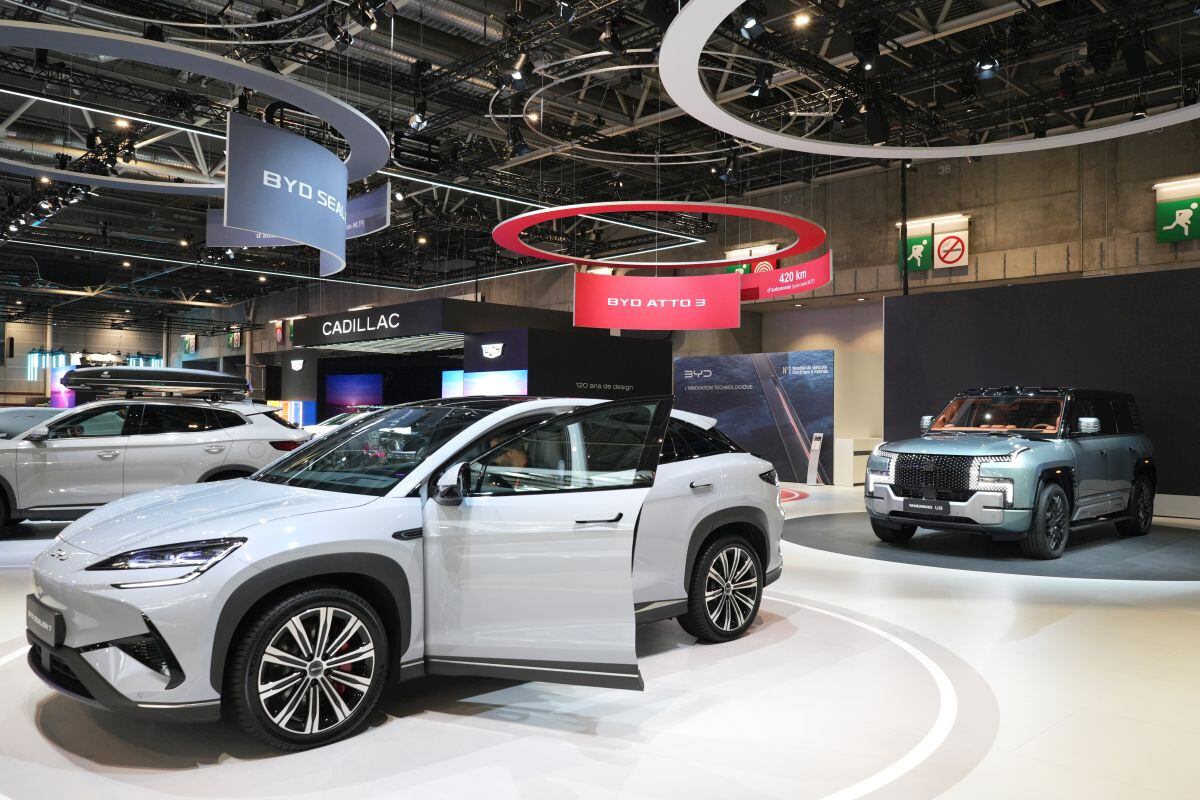 Un BYD Sealion 7, a la izquierda, y un vehículo eléctrico Yangwang U8 en el Salón del Automóvil de París el 15 de octubre. Fotógrafo: Nathan Laine/Bloomberg