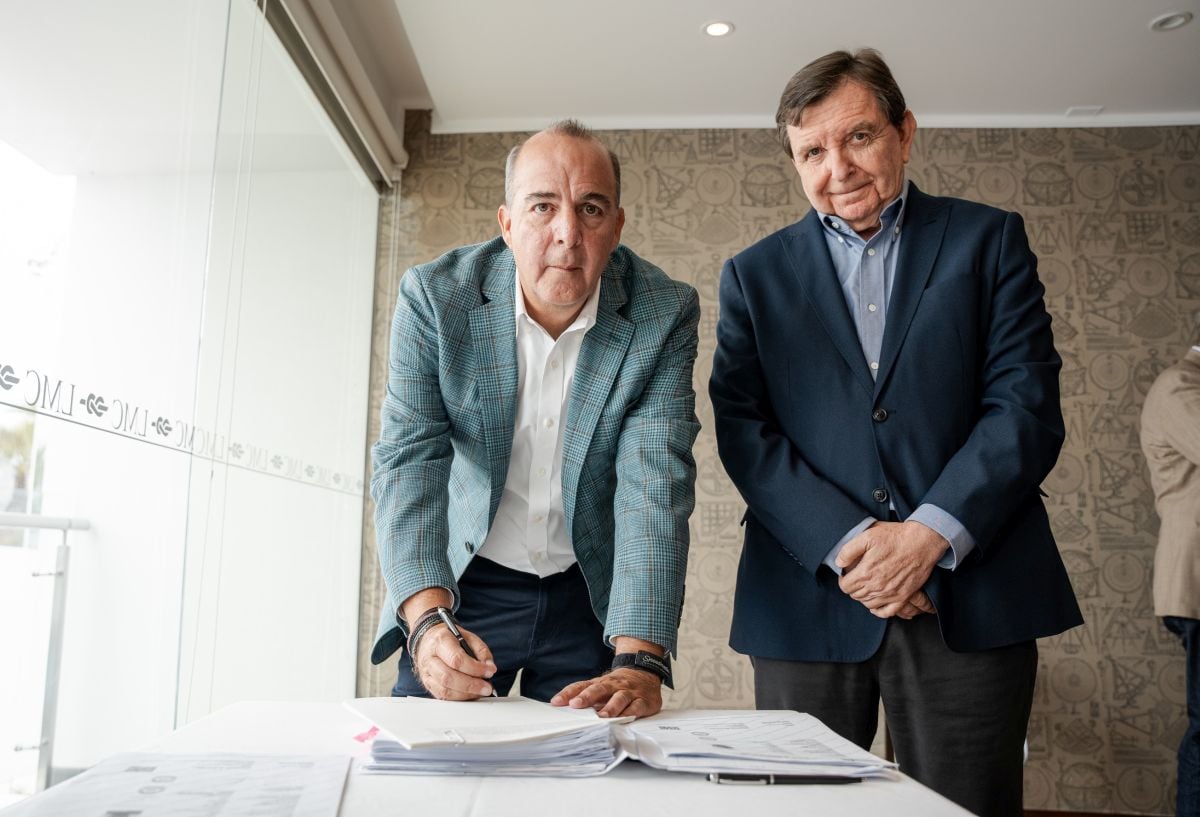 Histórico momento: José Espantoso (Pte. ASEI) y Antonio Amico (Pte. ADI) firman la fusión que marcará el futuro del sector.