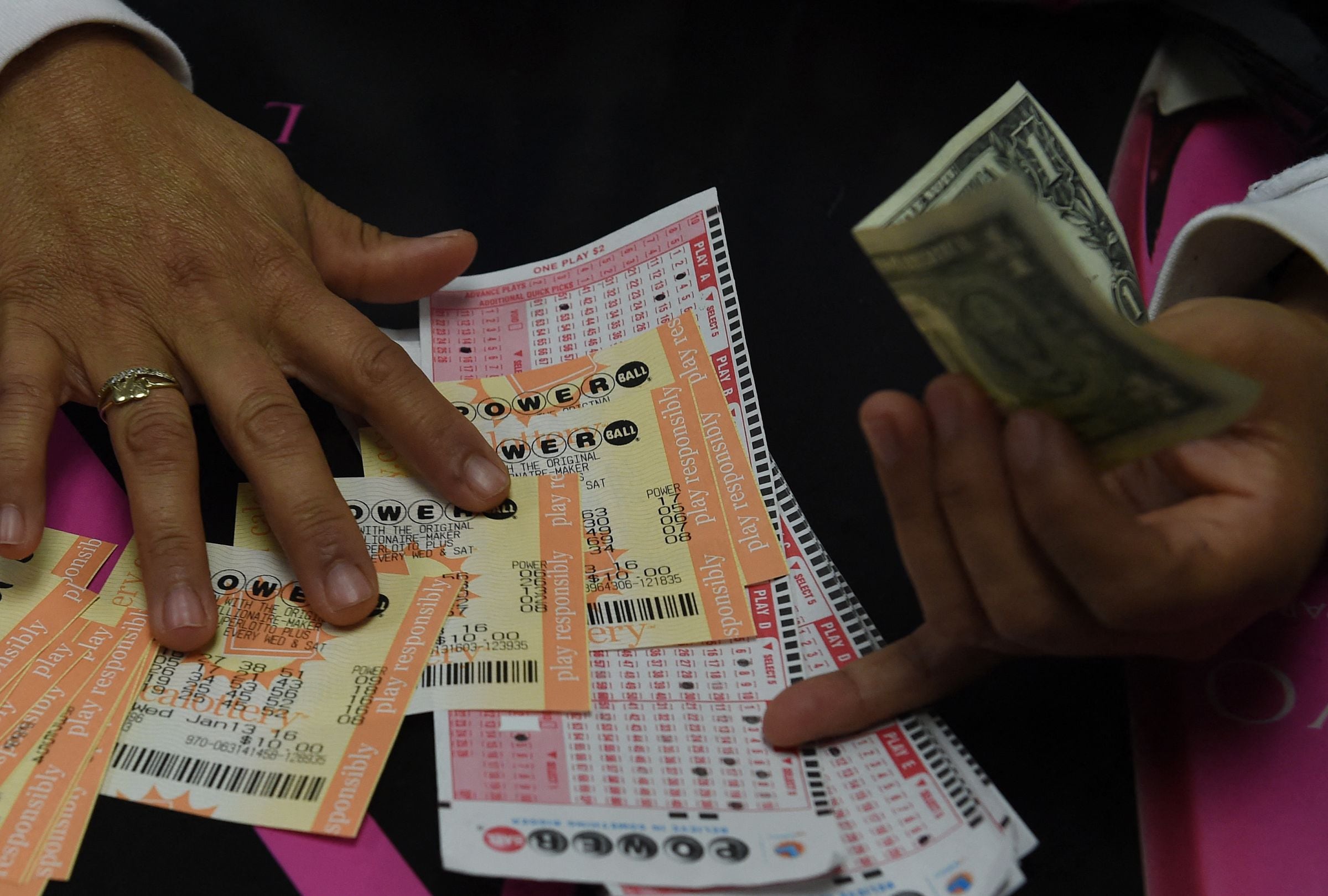 Descubre aquí en qué local en Carolina del Sur se vendió el boleto de Powerball ganador de 50 mil dólares. (Foto: Mark Ralston / AFP)