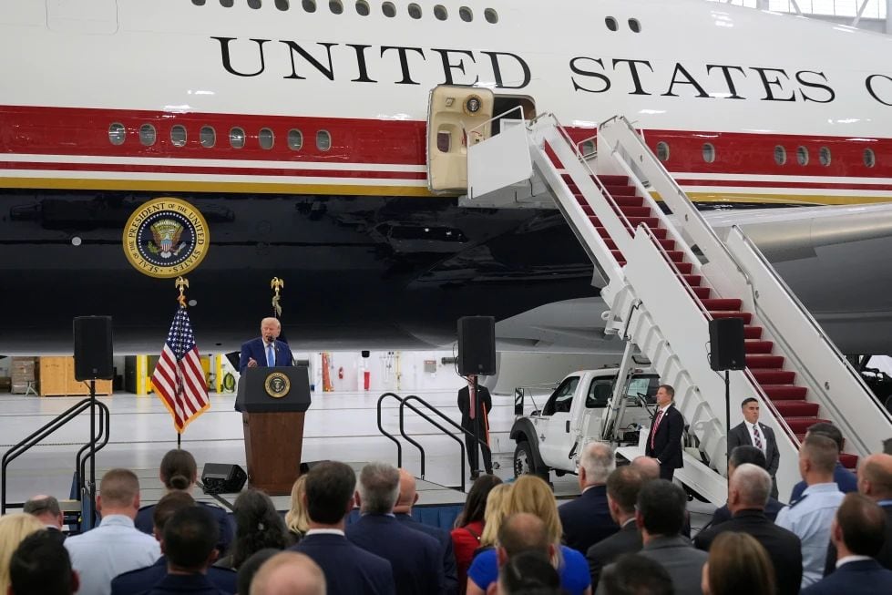 El presidente de EEUU, Donald Trump, habla tras recorrer el nuevo avión presidencial Air Force One en la Base Conjunta Andrews, en Maryland, el viernes 19 de junio de 2026. (AP Foto/Manuel Balce Ceneta)