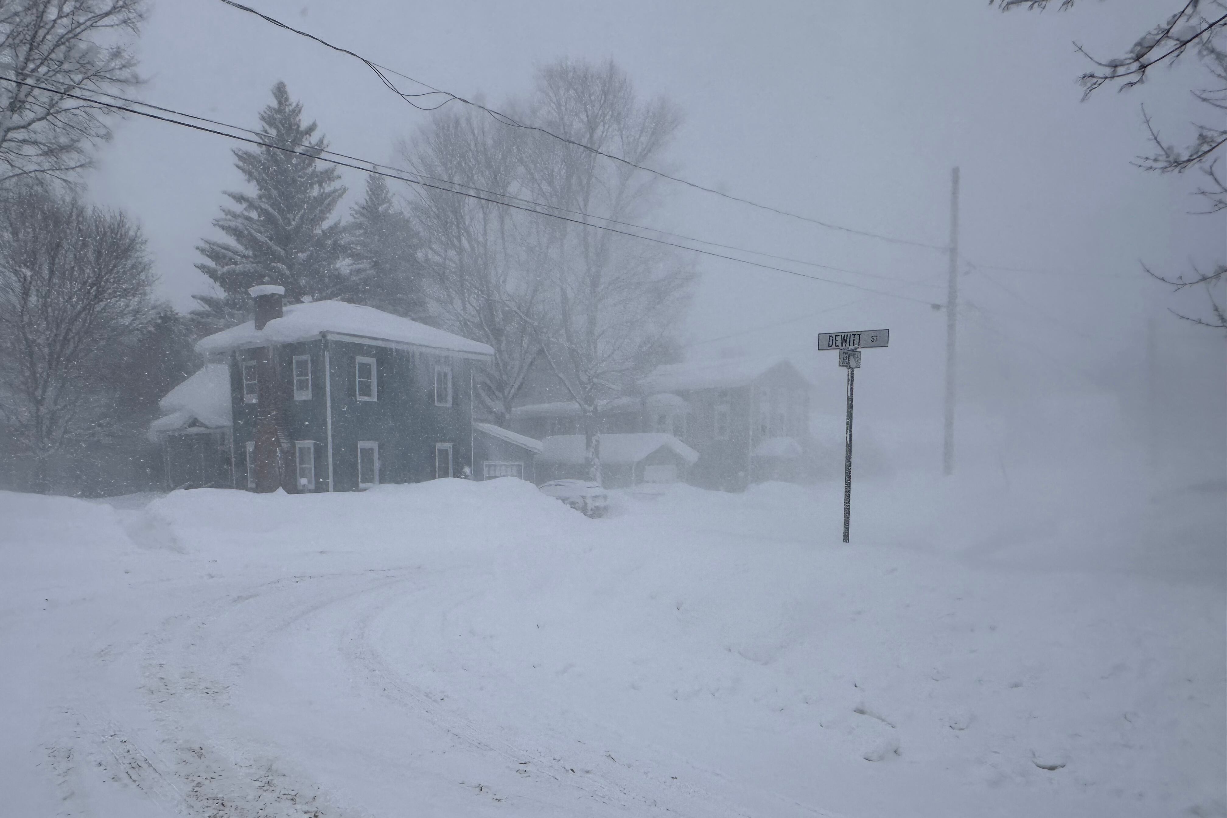 Fuertes vientos levantan la nieve el viernes 23 de enero de 2026, en Lowville, Nueva York. (AP Foto/Cara Anna)