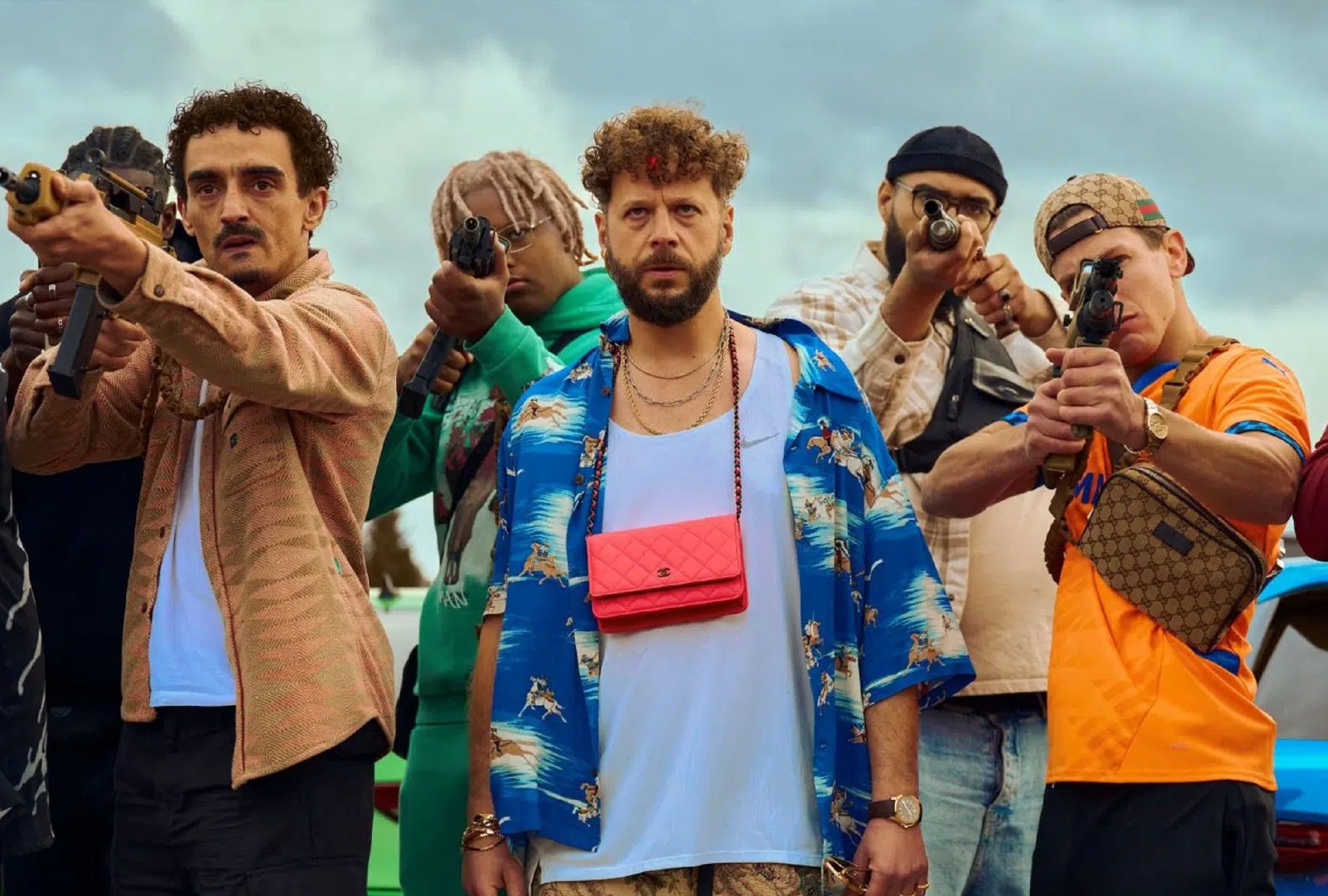 Los miembros de una peligrosa banda que persiguen a una de las protagonistas de la serie francesa "Las leonas" (Foto: Netflix)