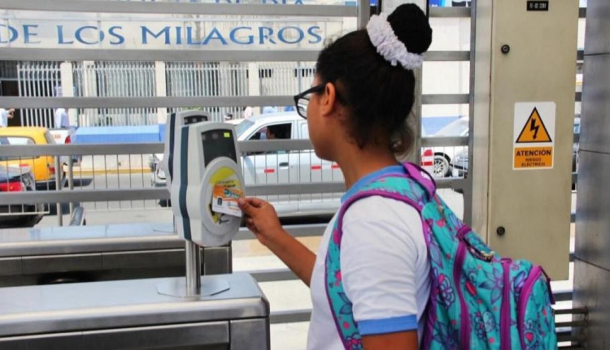Escolar pasando su tarjeta en el Metropolitano (Foto: ATU)