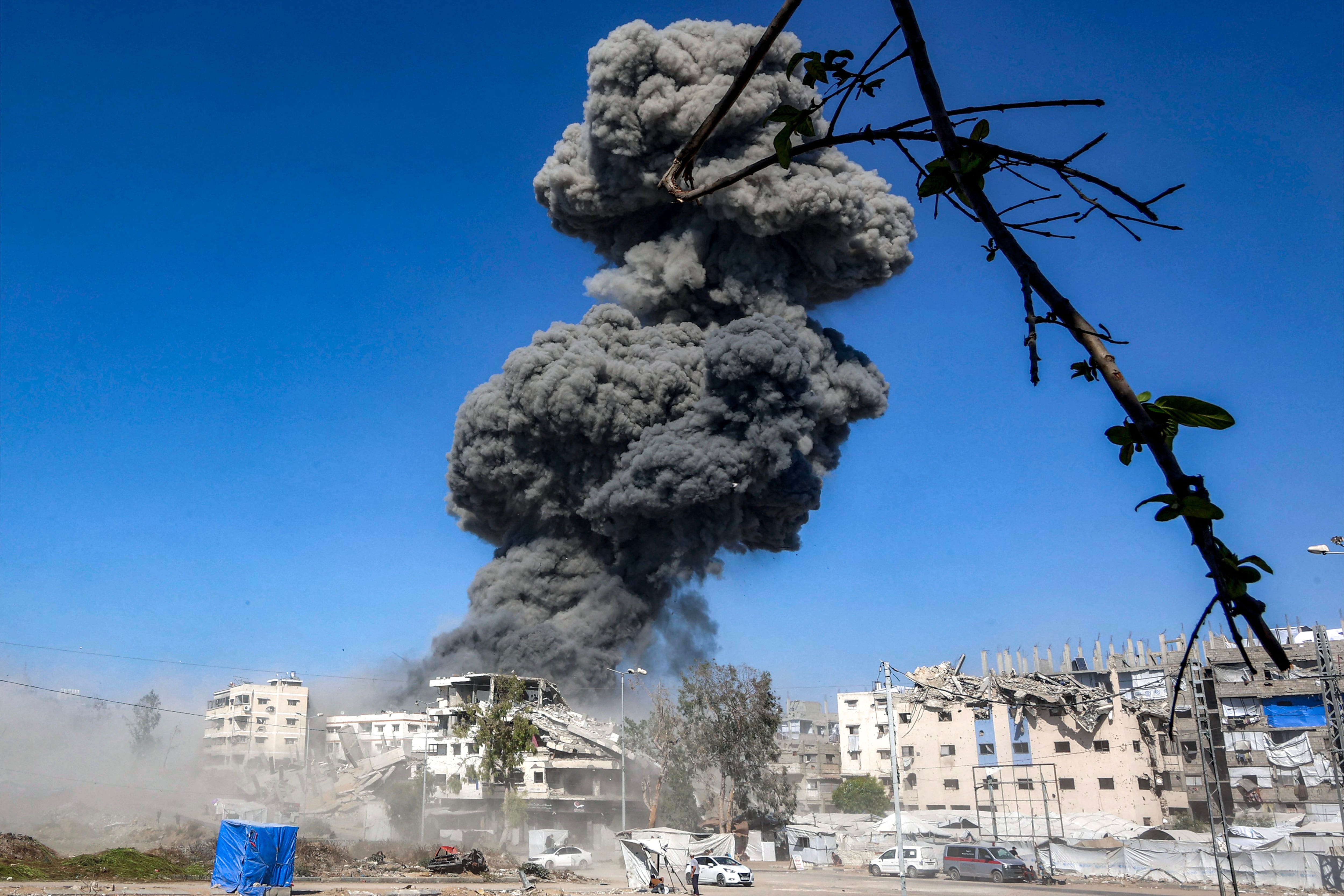 Una columna de humo se eleva durante un ataque de Israel contra una zona industrial en la ciudad de Gaza el 12 de julio de 2026. (Foto de Omar AL-QATTAA / AFP).
