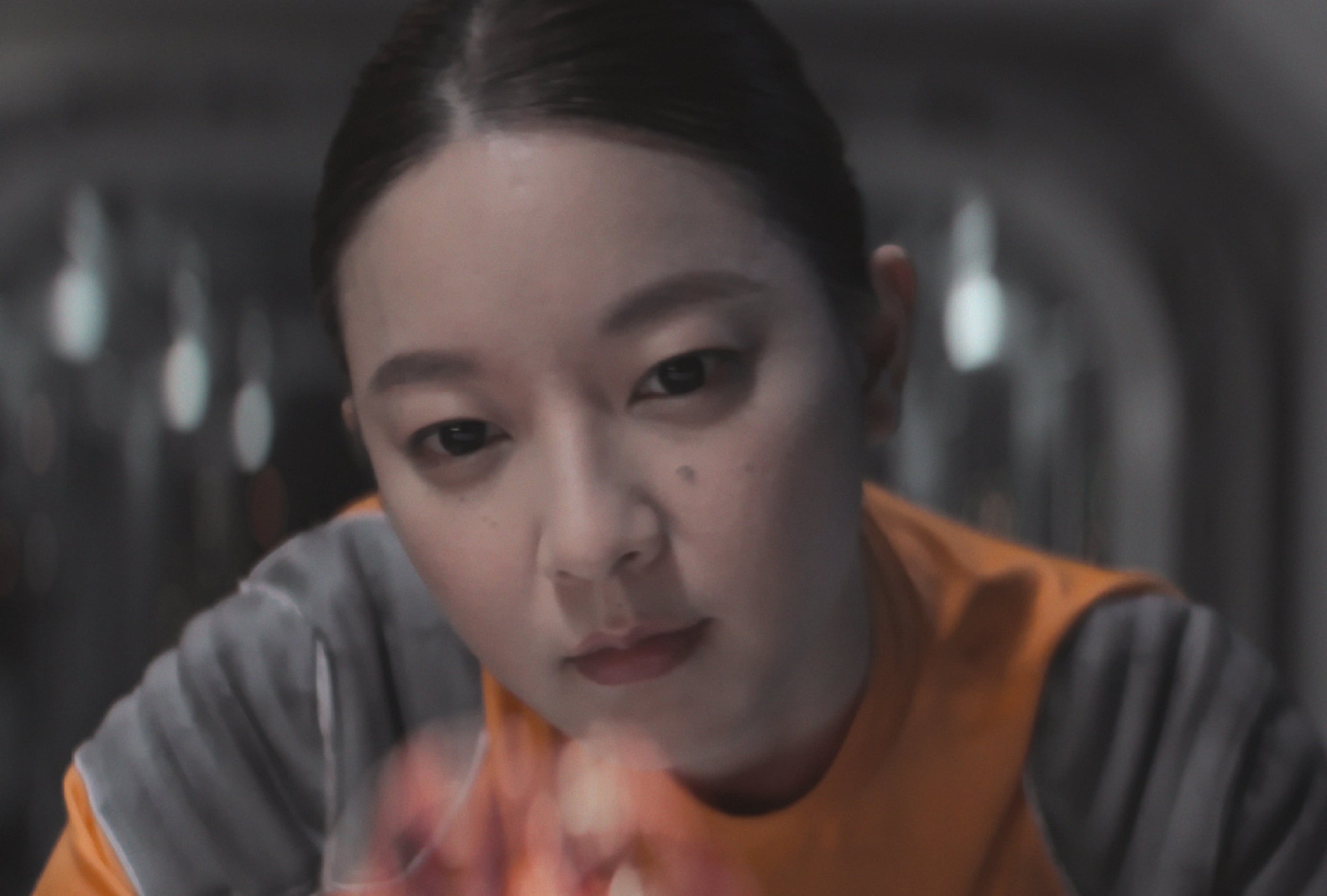 Waruntorn Paonil aparece en "Black Sheep", primer episodio de la serie antológica tailandesa "El mañana y yo" (Foto: Netflix)