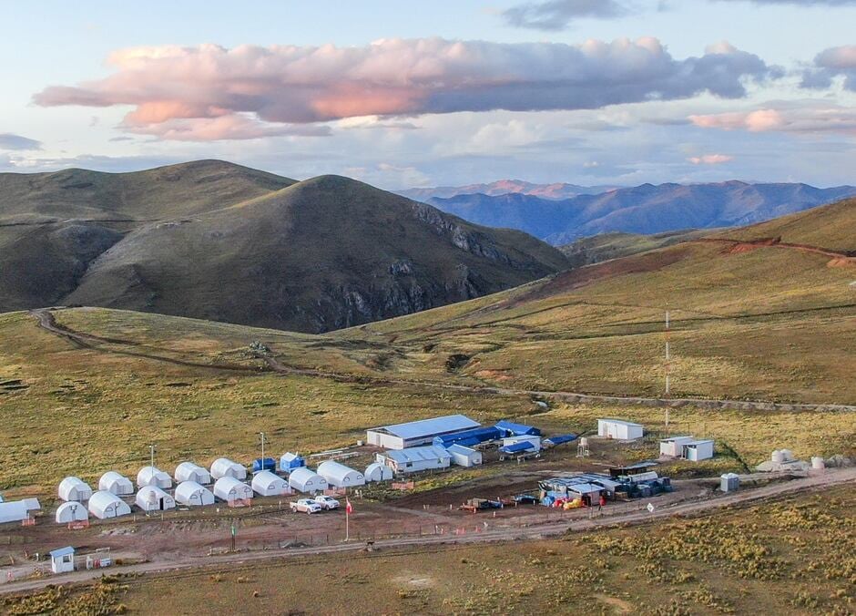 La compañía posee aproximadamente 31,000 hectáreas ubicadas en el prolífico cinturón de pórfido-skarn de alta ley Andahuaylas-Yauri del sur de Perú, que contiene los proyectos Jasperoide y Khaleesi.