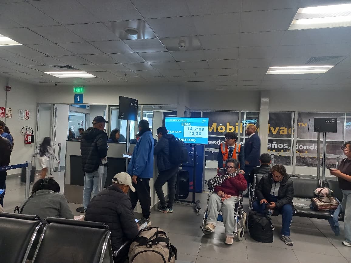 El panorama se repitió en los vuelos procedentes de Lima hacia Arequipa, donde alguna aeronaves tuvieorn que regresar a la capital por mal tiempo. (Foto: GEC)