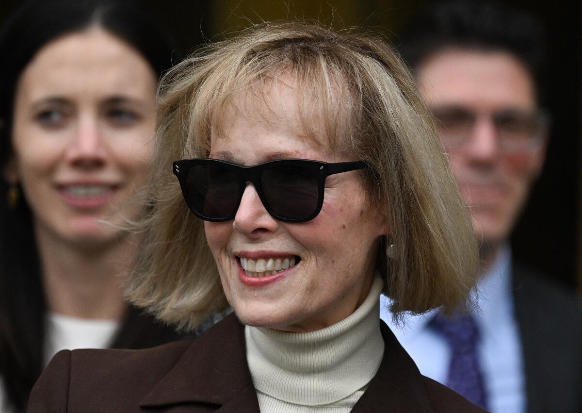 La escritora estadounidense E. Jean Carroll sale del Tribunal Federal de Manhattan en la ciudad de Nueva York el 9 de mayo de 2023. (Foto de Ed JONES / AFP)