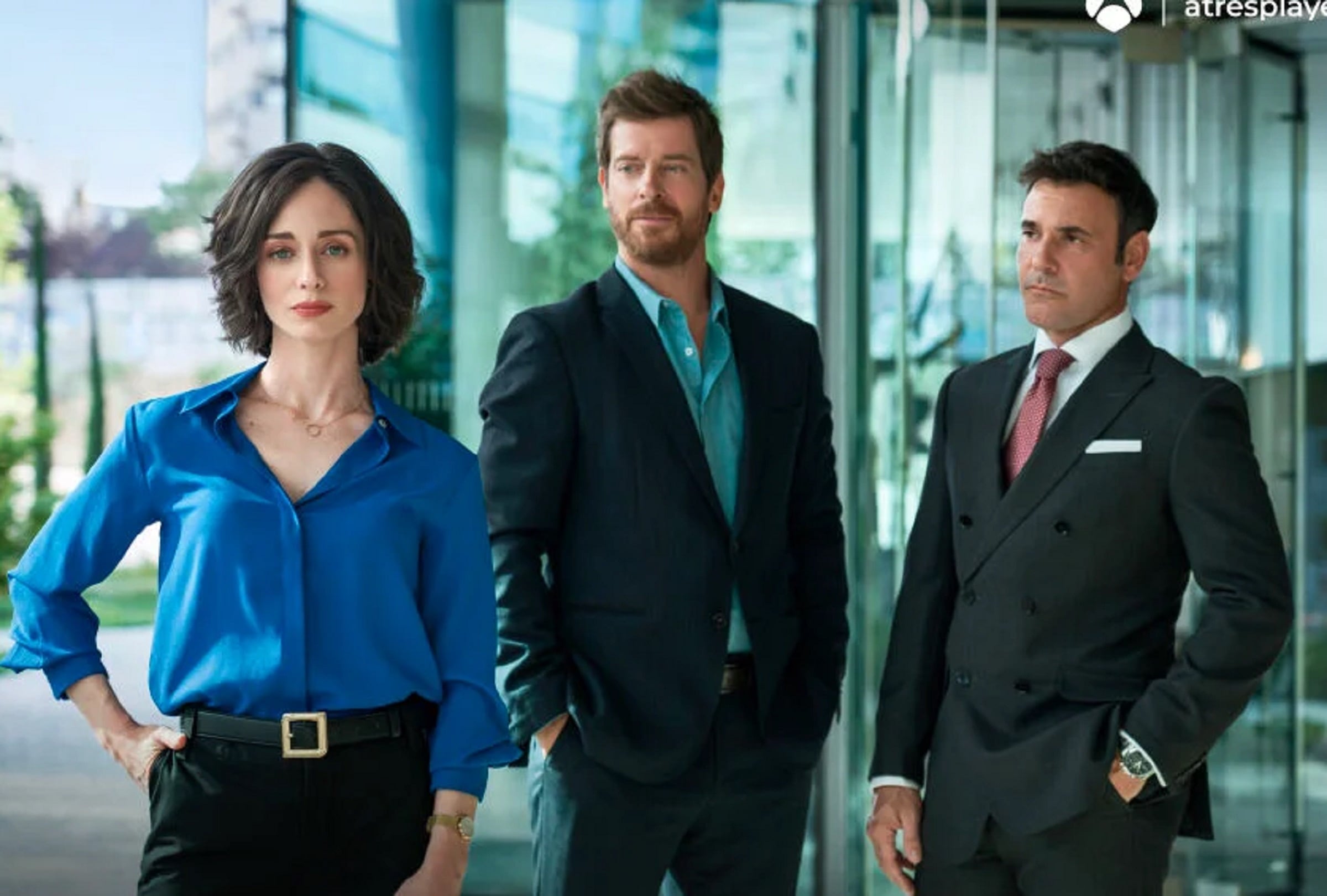 Elena Rivera interpreta a Amanda Torres Holgado, Manu Baqueiro interpreta a Gabriel Ochoa y Miquel Fernández interpreta a César Castillo Lima en el drama legal "Perdiendo el juicio" (Foto: Atresmedia Televisión)
