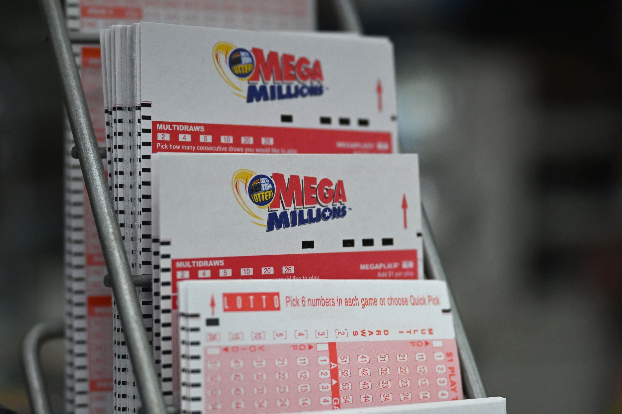 Revisa cuáles fueron los números ganadores del Mega Millions del martes 3 de marzo de 2026 (Foto: Angela WEISS / AFP)
