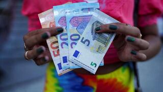 Cubanos hacen malabares con tasas de cambio, mientras precios suben y peso cae a menor nivel en 30 años