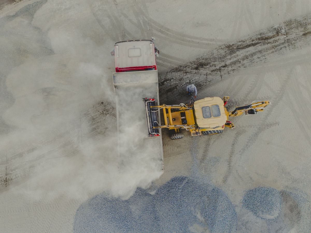 Un camión descarga mineral de cobre en una planta procesadora en Nazca, Perú. Fotógrafo: Musuk Nolte/Bloomberg