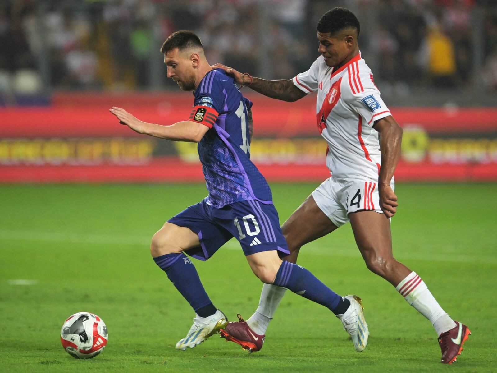 El canal 9 de ATV televisó el partido entre Perú y Argentina desde el Estadio Nacional por la jornada 4 de las Eliminatorias 2026. (Foto: AFP)