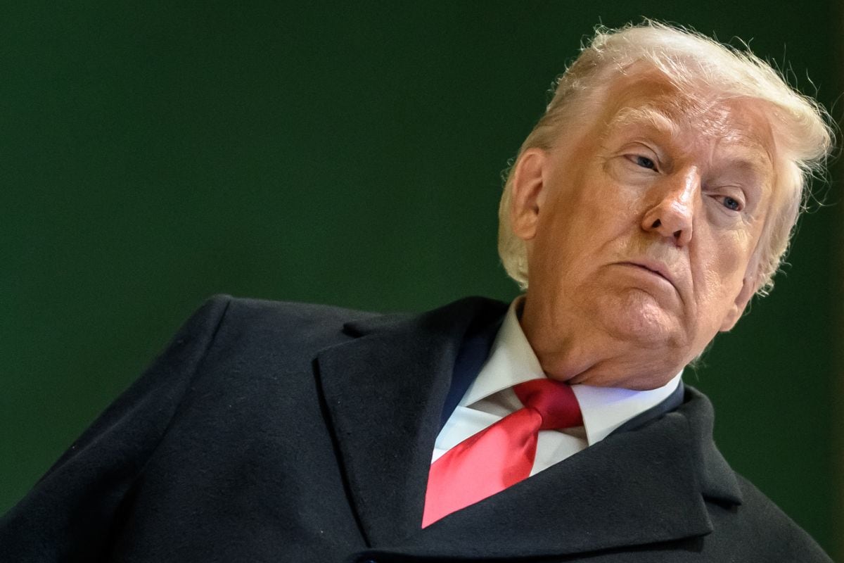 El presidente de Estados Unidos, Donald Trump, observa mientras abandona el centro de congresos durante la reunión anual del Foro Económico Mundial (FEM) en Davos, el 21 de enero de 2026. Foto: Fabrice COFFRINI / AFP