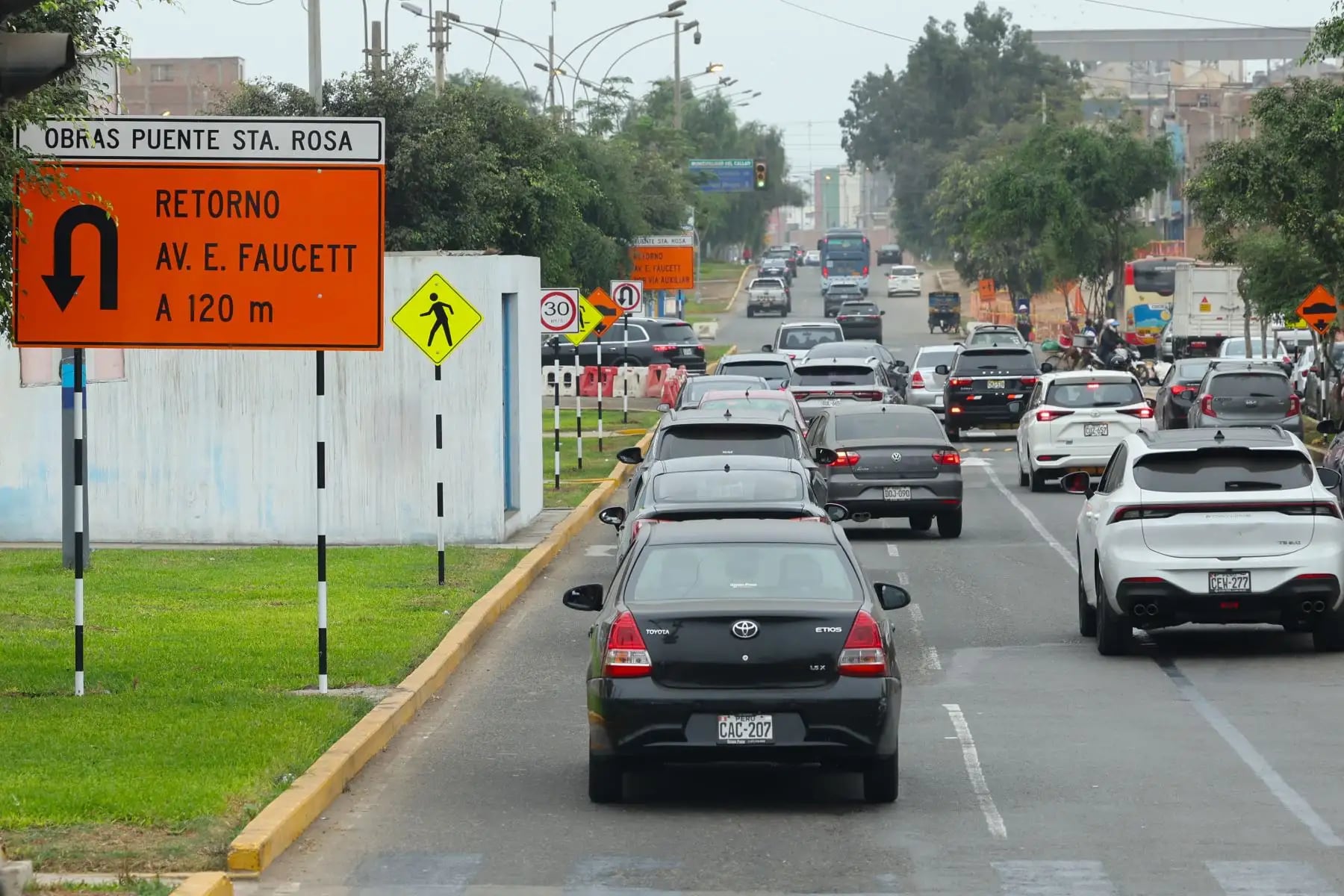 El tráfico en la zona es tan intenso que, los viajeros que se dirijan al aeropuerto tendrán que salir entre 5 y 5 horas de anticipación para no perder sus vuelos. Foto: Andina