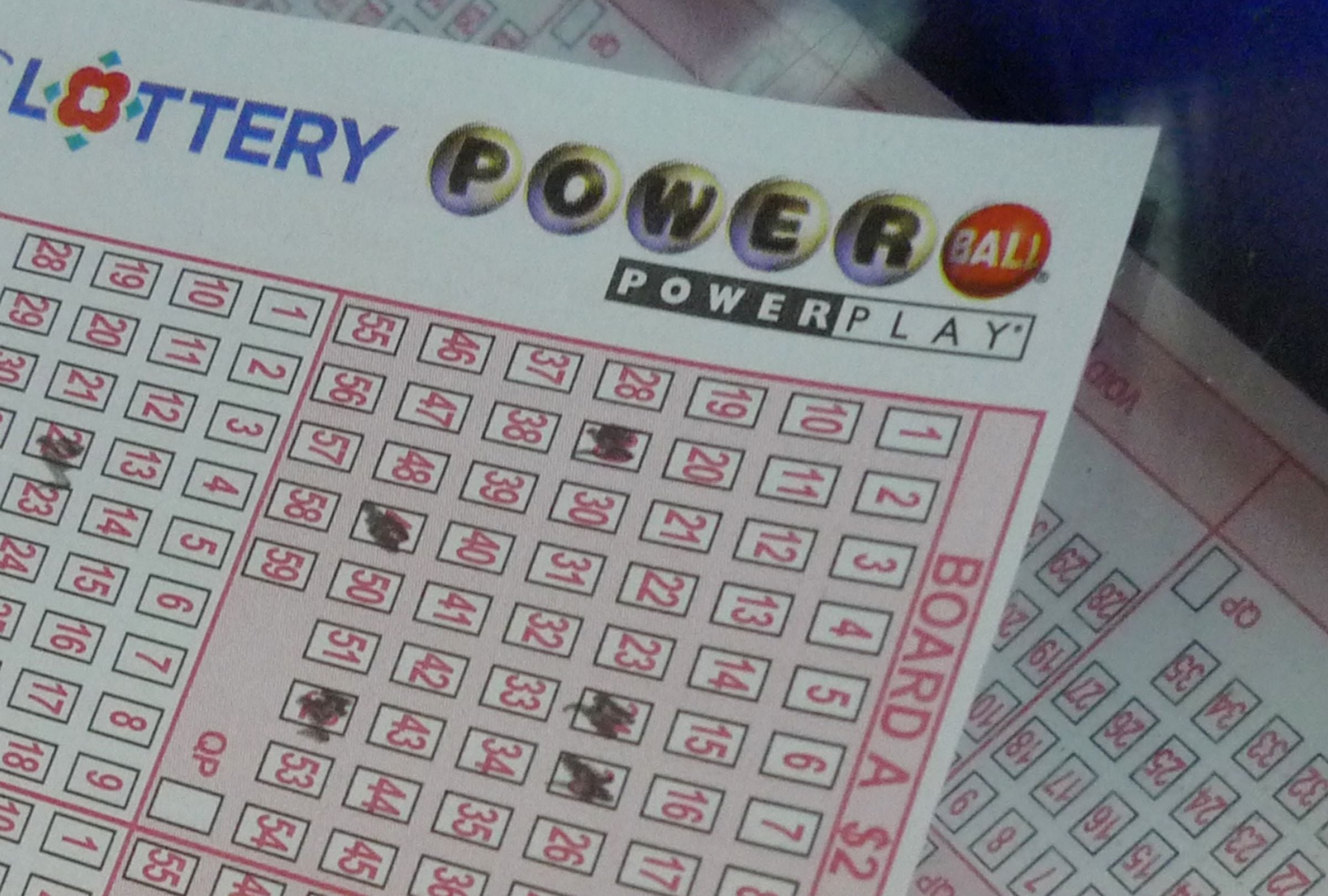 En esta nota conocerás los resultados del sorteo del Powerball del sábado 02 de mayo y descubrir si alguien se quedó con el premio mayor. (Foto: MANDEL NGAN / AFP)
