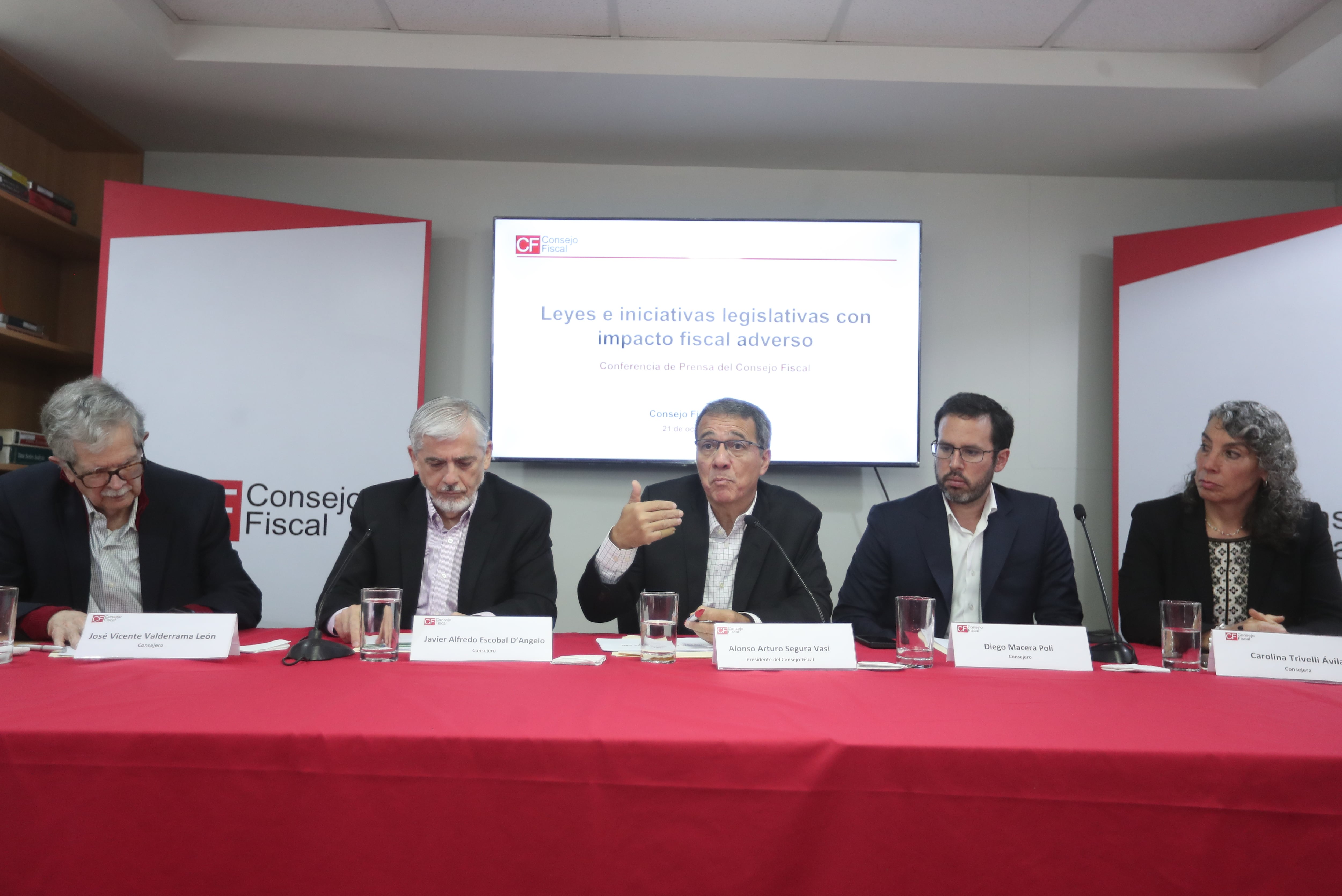 Alonso Segura indicó que confía, respecto a las leyes que generan gasto, en que se revisen, tal como ha mencionado el ministro de Economía, Elmer Cuba. (Foto: Jesús Saucedo)