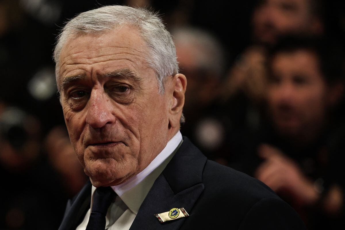 De Niro posa al salir del Palacio de Festivales tras la proyección de la película "Killers of the Flower Moon" durante la 76.ª edición del Festival de Cine de Cannes, en el sur de Francia, el 20 de mayo de 2023 (Foto: Valery Hache / AFP)