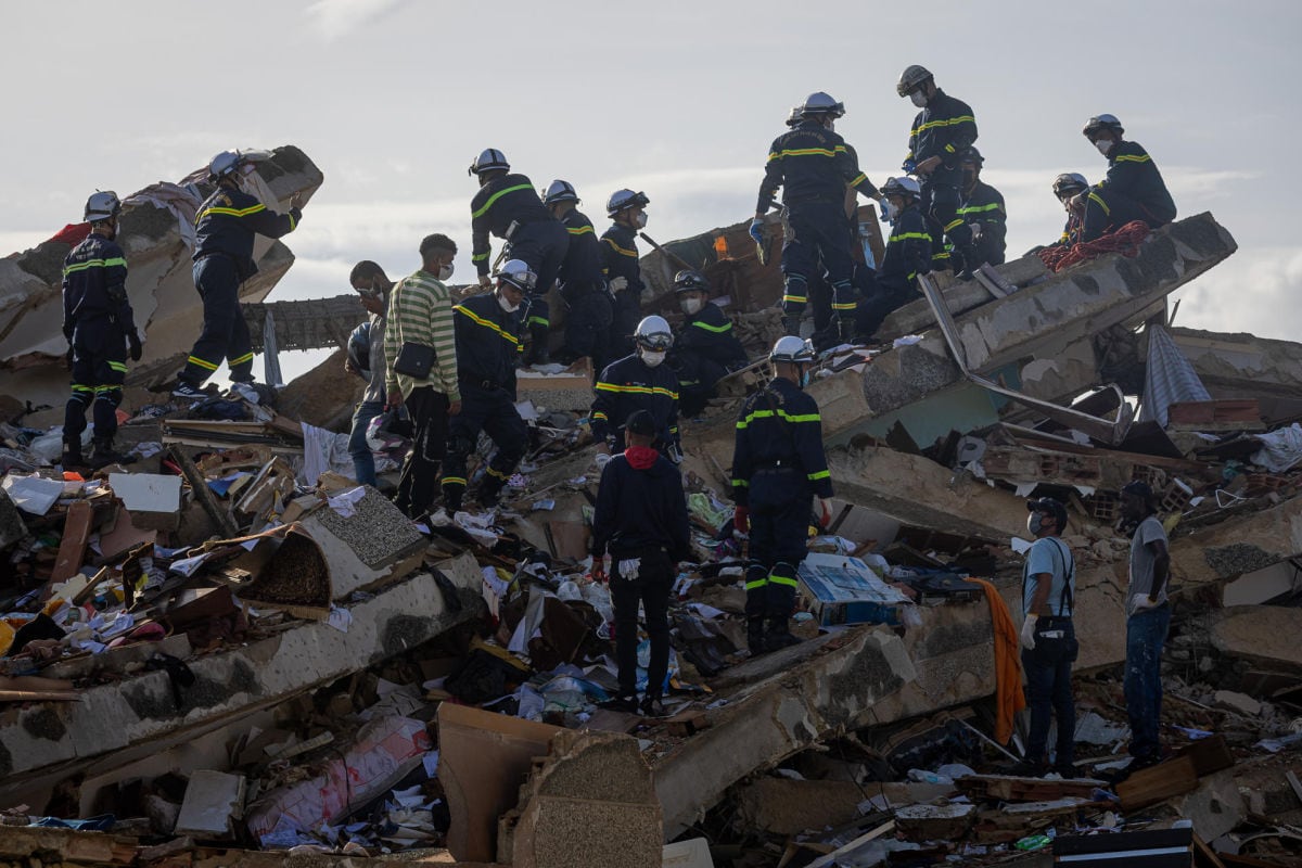 Rescatistas de Vietnam caminan este martes sobre escombros de edificaciones destruidas en Catia La Mar, La Guaira (Venezuela). Foto: EFE/ Miguel Gutiérrez