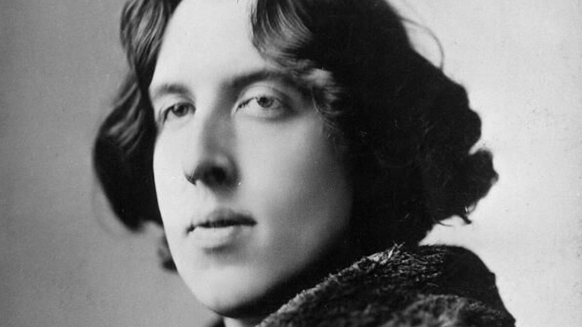 Oscar Wilde, escritor: “Lo menos frecuente en este mundo es vivir. La mayoría de la gente existe”