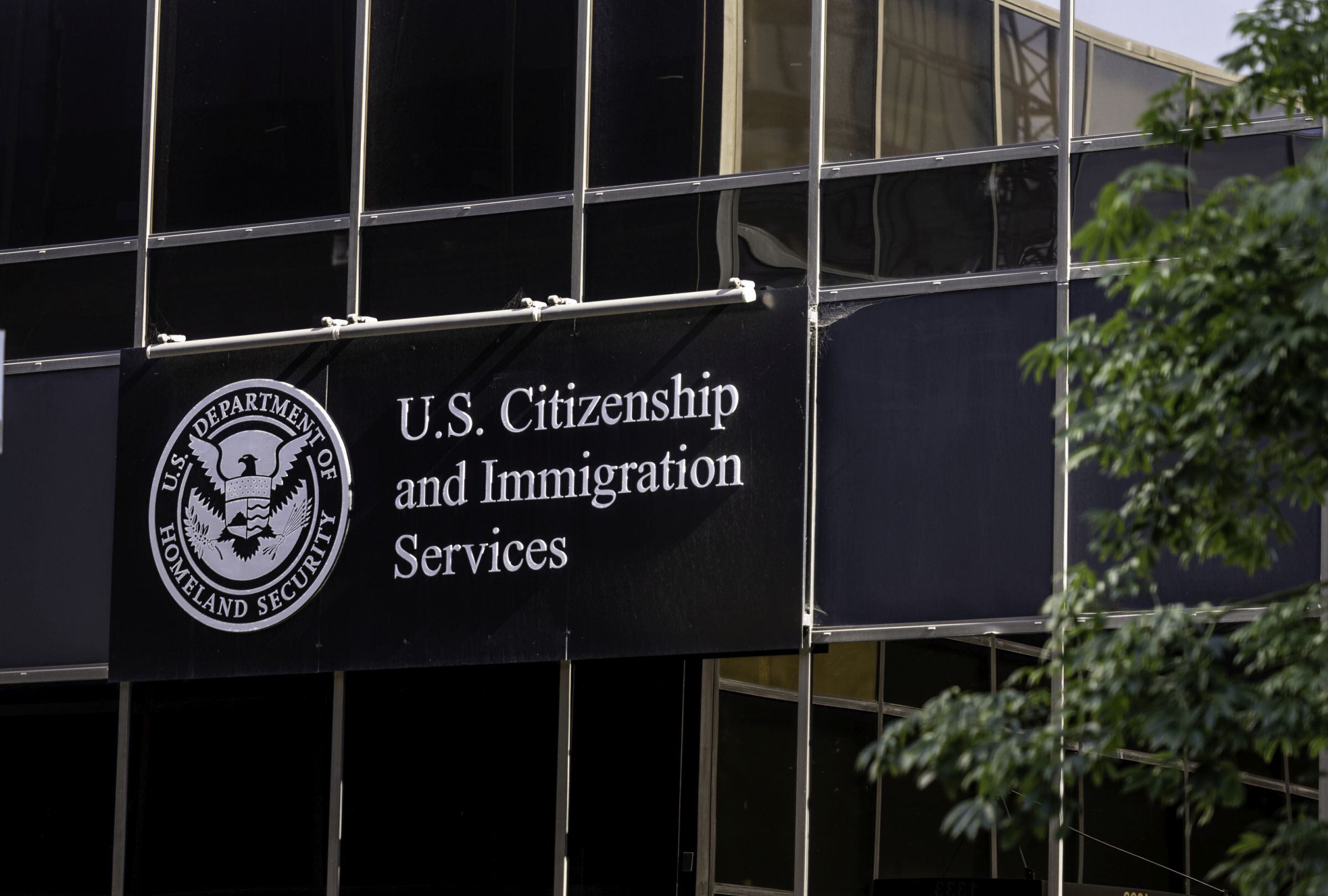 USCIS modificó una regla de visa laboral temporal y, a raíz de ello, los hijos de beneficiarios que cumplan 21 años se verán afectados. (Foto: JasonDoiy / iStock)