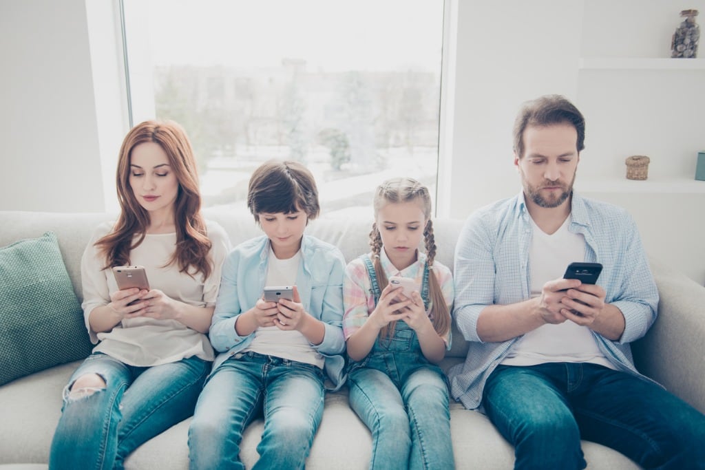 Los padres deben entender que son el ejemplo de sus hijos y enseñarles el uso correcto de los celulares y tablets. Foto: ¡Stock.