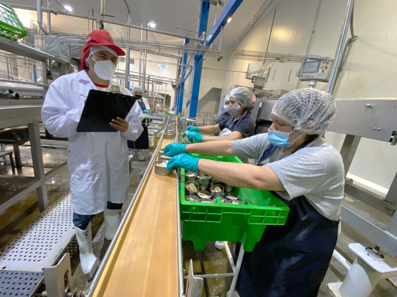 La mayoría de los registros emitidos fueron para conservas, con un total de 120, y productos congelados con 57. Foto: Sanipes