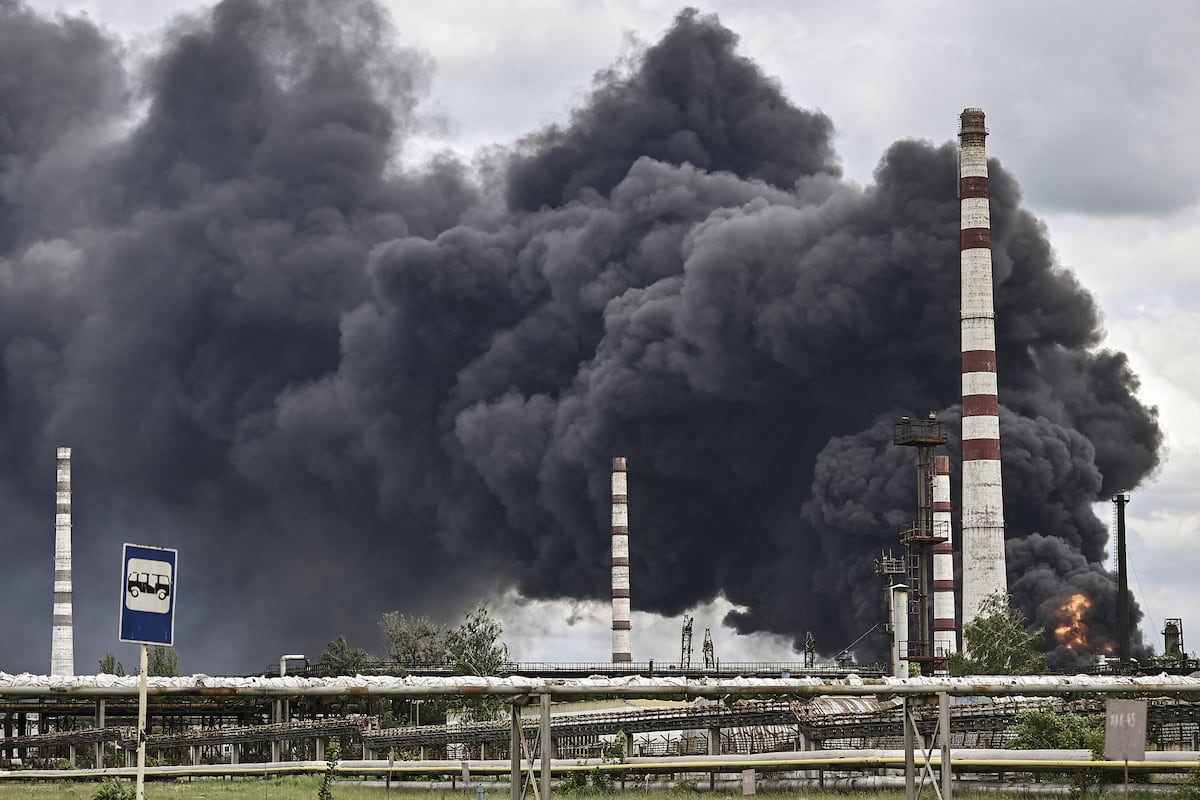 El humo sale de una refinería de petróleo después de un ataque en las afueras de la ciudad de Lysychansk, en la región oriental de Ucrania de Donbas el día 88 de la invasión rusa de Ucrania. (Foto: Difusión)