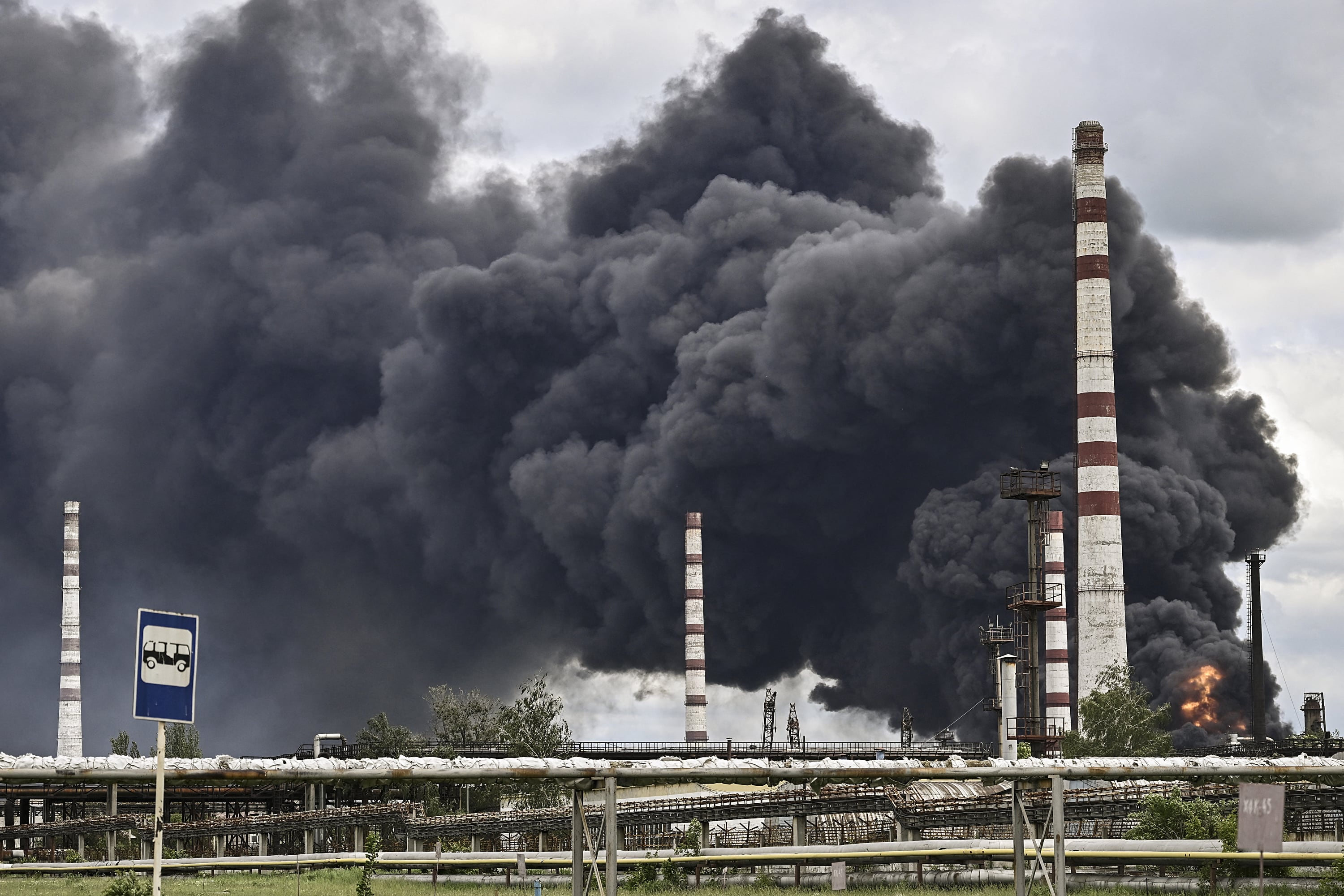 El humo sale de una refinería de petróleo después de un ataque en las afueras de la ciudad de Lysychansk, en la región oriental de Ucrania de Donbas el día 88 de la invasión rusa de Ucrania. (Foto: Difusión)