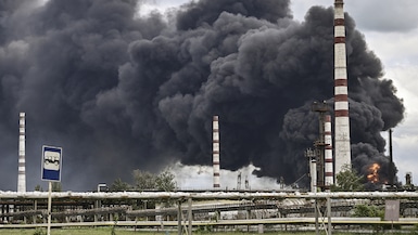 El humo sale de una refinería de petróleo después de un ataque en las afueras de la ciudad de Lysychansk, en la región oriental de Ucrania de Donbas el día 88 de la invasión rusa de Ucrania.