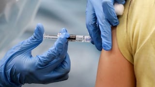 Espaciar dosis de vacuna COVID-19 de Pfizer aumenta niveles de anticuerpos tras caída inicial, según estudio