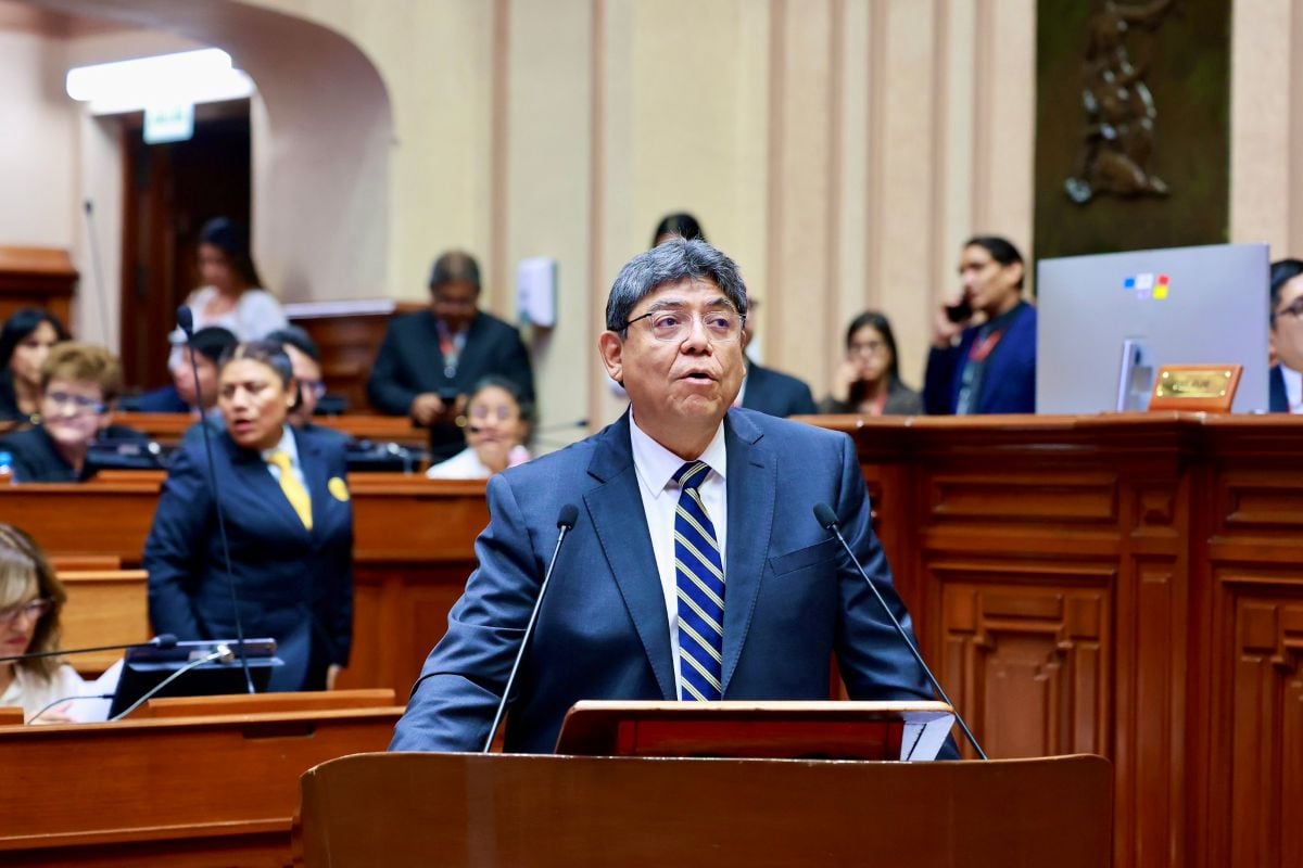 El ministro de Economía y Finanzas, Elmer Cuba, expone las prioridades de gasto y fuentes de financiamiento para 2027. Foto. Congreso.